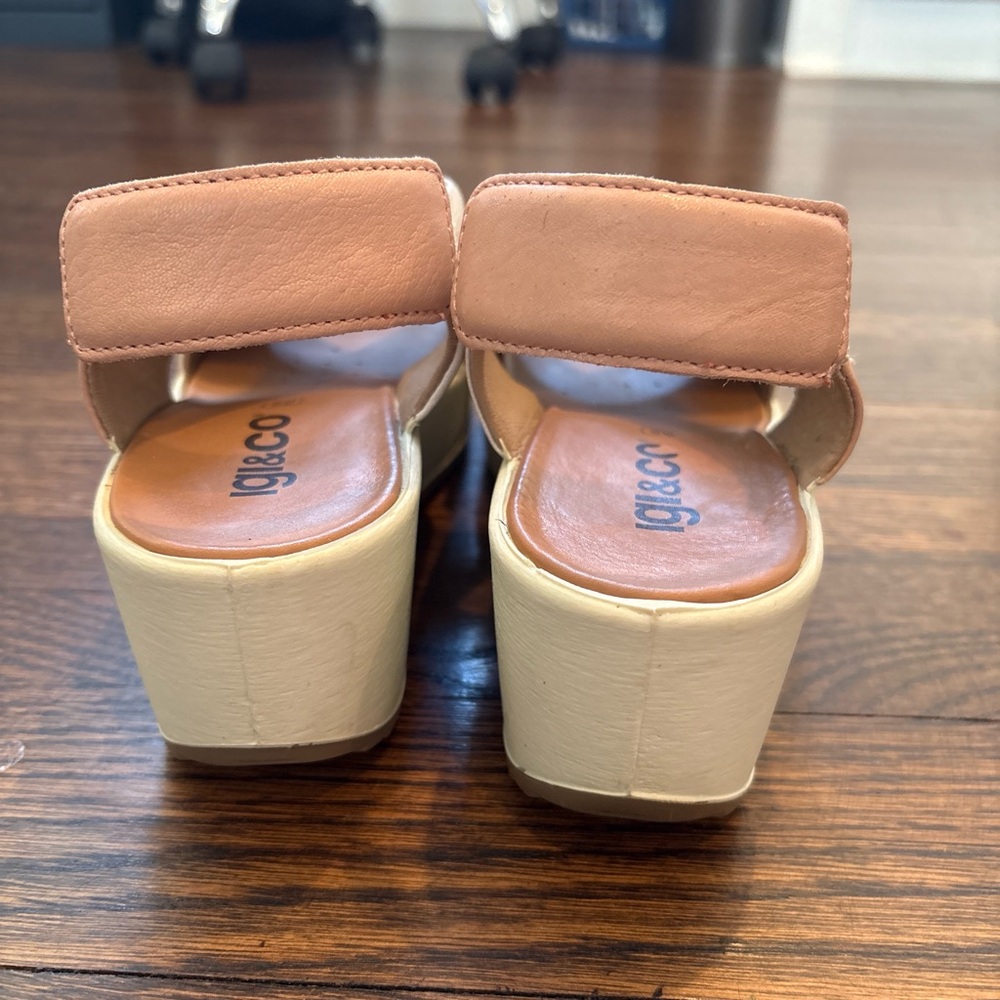 Chic Two-Tone Italian Leather Wedge Sandals - Picture 4 of 6